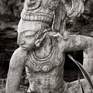 Desenterrando la estatua de un antiguo guerrero maya en la Riviera Maya, México.